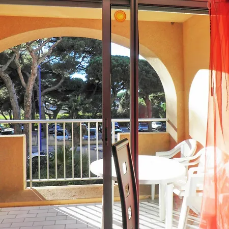 On The French Riviera With Balcony, 150m From The Beach! Апартаменты Йер